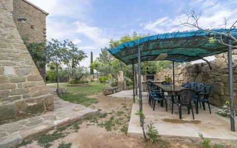 El porche / zona de barbacoa está al lado de la piscina